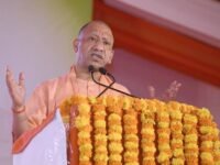 यूपी चुनाव से पहले योगी सरकार का हेल्थकेयर दांव, शिक्षकों से आंगनबाड़ी तक को 5 लाख का कैशलेस इलाज