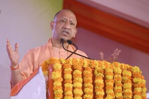 यूपी चुनाव से पहले योगी सरकार का हेल्थकेयर दांव, शिक्षकों से आंगनबाड़ी तक को 5 लाख का कैशलेस इलाज