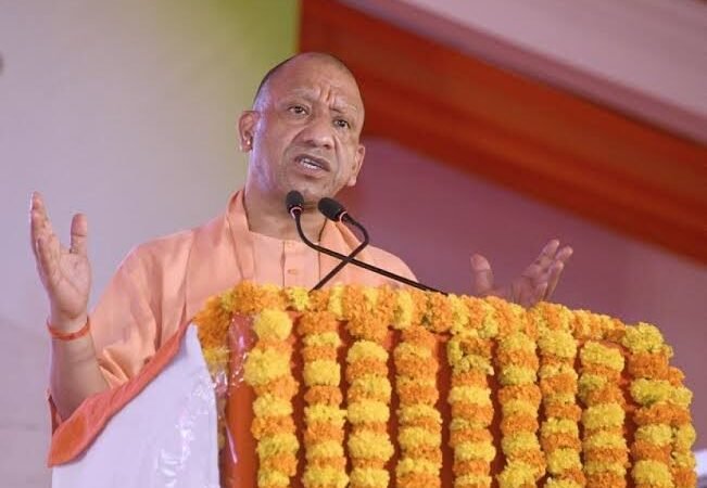 यूपी चुनाव से पहले योगी सरकार का हेल्थकेयर दांव, शिक्षकों से आंगनबाड़ी तक को 5 लाख का कैशलेस इलाज