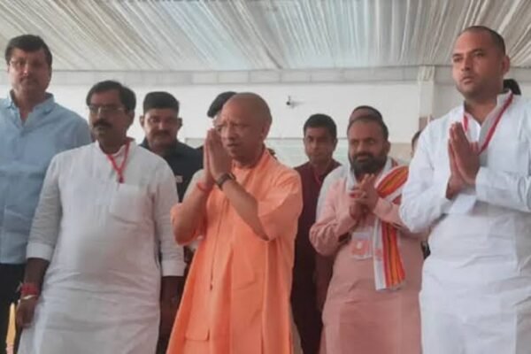 बुलंदशहर पहुंचे CM योगी आदित्यनाथ, दिवंगत विधायक अनिल शर्मा के परिवार से मिले