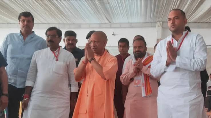 बुलंदशहर पहुंचे CM योगी आदित्यनाथ, दिवंगत विधायक अनिल शर्मा के परिवार से मिले