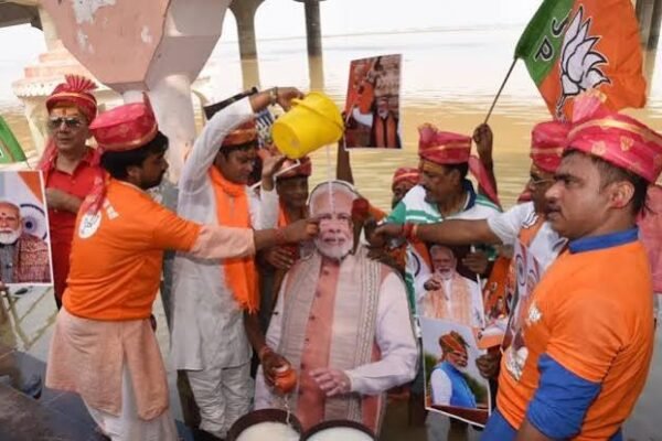 PM मोदी के जन्मदिन पर पटना में अनोखा आयोजन, 76 किलो दूध से कटआउट का हुआ दुग्धाभिषेक