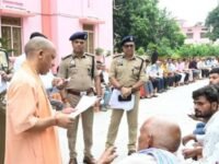 देवरिया से इलाज की गुहार लेकर पहुंचा दिव्यांग, CM योगी ने पूछा- आयुष्मान कार्ड बना है?