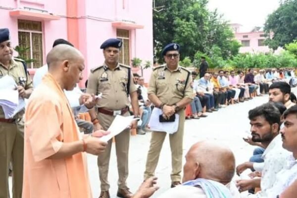 देवरिया से इलाज की गुहार लेकर पहुंचा दिव्यांग, CM योगी ने पूछा- आयुष्मान कार्ड बना है?