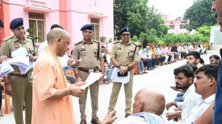 देवरिया से इलाज की गुहार लेकर पहुंचा दिव्यांग, CM योगी ने पूछा- आयुष्मान कार्ड बना है?