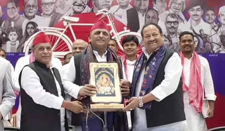 UP Election 2027: अखिलेश यादव का बड़ा वादा, विश्वकर्मा जयंती पर छुट्टी और रिवर फ्रंट पर मंदिर