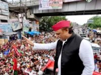 अखिलेश यादव की PDA रथयात्रा का अनोखा स्वागत, बुलडोजर से बरसाए गए फूल