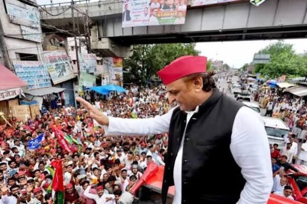 अखिलेश यादव की PDA रथयात्रा का अनोखा स्वागत, बुलडोजर से बरसाए गए फूल