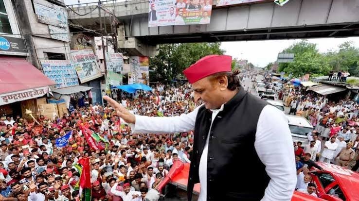 अखिलेश यादव की PDA रथयात्रा का अनोखा स्वागत, बुलडोजर से बरसाए गए फूल