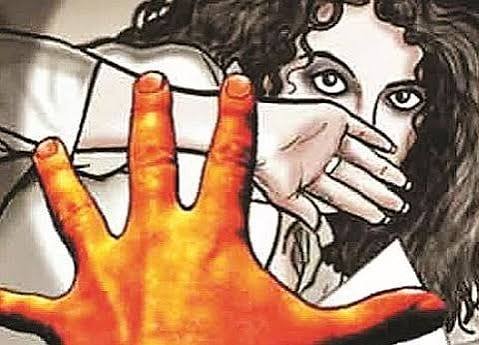 दिल्ली के मुखर्जी नगर में DU की दो छात्राओं से छेड़छाड़, कार में खींचने की कोशिश का आरोप