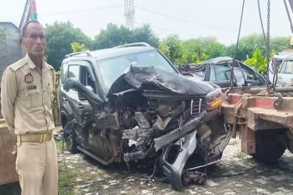 आगरा-लखनऊ एक्सप्रेसवे पर भीषण हादसा, इटावा DFO विकास नायक और चालक की मौत