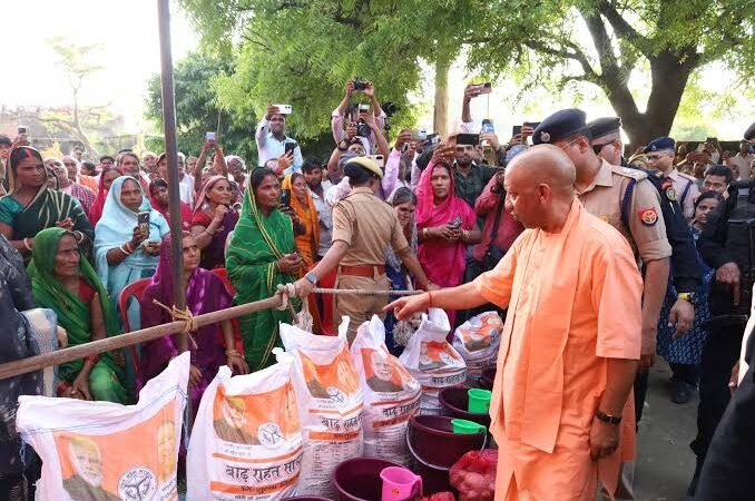 कुशीनगर में नारायणी नदी का कहर, तटबंध टूटने से कई गांवों में घुसा बाढ़ का पानी