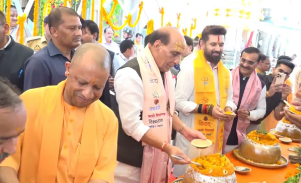 PM मोदी के जन्मदिन पर काशी विश्वनाथ धाम में विशेष पूजा, योगी-राजनाथ समेत दिग्गजों ने की दीर्घायु की कामना
