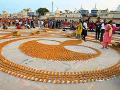 दीपोत्सव के लिए कुम्हार परिवारों को मिले बड़े ऑर्डर, युवा भी पारंपरिक काम से जुड़कर बना रहे भविष्य