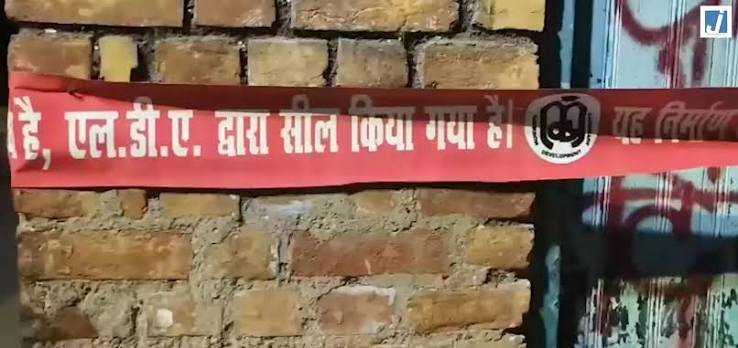 लखनऊ ट्रिपल मर्डर केस: आरोपी ऋषभ शुक्ला के मकान पर चला बुलडोजर, LDA ने अवैध निर्माण ढहाया