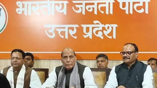 ‘बांग्लादेश की तर्ज पर सत्ता परिवर्तन चाहती है कांग्रेस’, SIR विवाद पर राजनाथ सिंह का बड़ा हमला