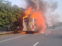 नोएडा-ग्रेटर नोएडा एक्सप्रेसवे पर चलती डबल डेकर बस में लगी आग, तेज धमाके से मची अफरा-तफरी