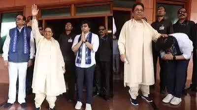 कांशीराम को भारत रत्न देने की मायावती ने फिर उठाई मांग, आकाश आनंद भी रहे मौजूद