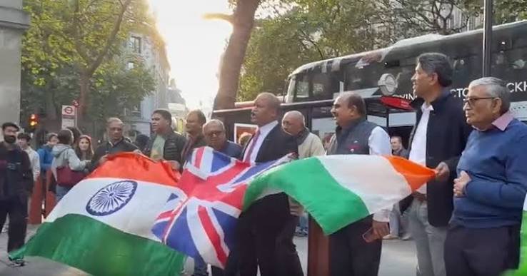 लंदन में PM मोदी के समर्थन में उतरे प्रवासी भारतीय, तिरंगा लेकर लगाए नारे