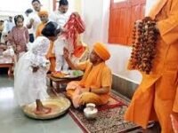 गोरखनाथ मंदिर में CM योगी ने किया कन्या पूजन, बच्चियों के पांव पखारकर लिया आशीर्वाद