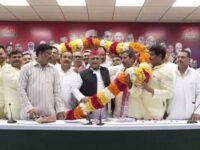 बृजभूषण के करीबी भवानी भीख शुक्ला सपा में शामिल, अखिलेश बोले- बढ़ रहा PDA परिवार