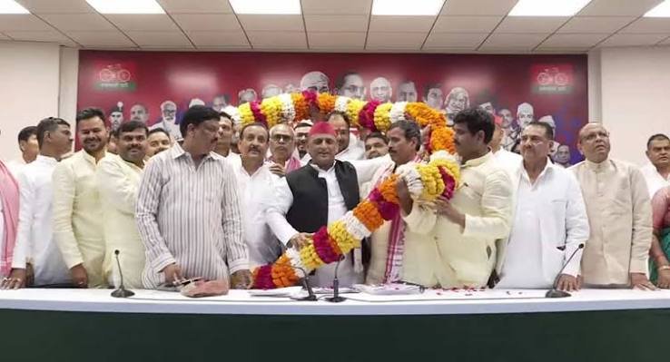 बृजभूषण के करीबी भवानी भीख शुक्ला सपा में शामिल, अखिलेश बोले- बढ़ रहा PDA परिवार