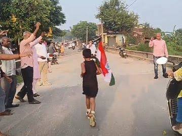 गोंडा की 7 साल की अनामिका का कमाल, तिरंगा लेकर 30 KM दौड़ी