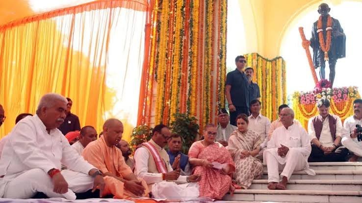 यूपी में खादी के कपड़ों पर 25% छूट, CM योगी ने 30 जनवरी 2027 तक किया ऐलान