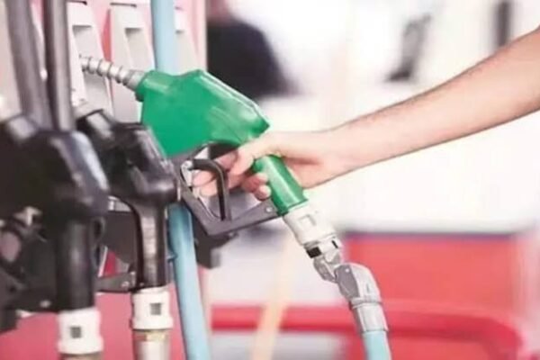 पेट्रोल ₹5 और डीजल ₹3 महंगा, नायरा एनर्जी ने बढ़ाए ईंधन के दाम