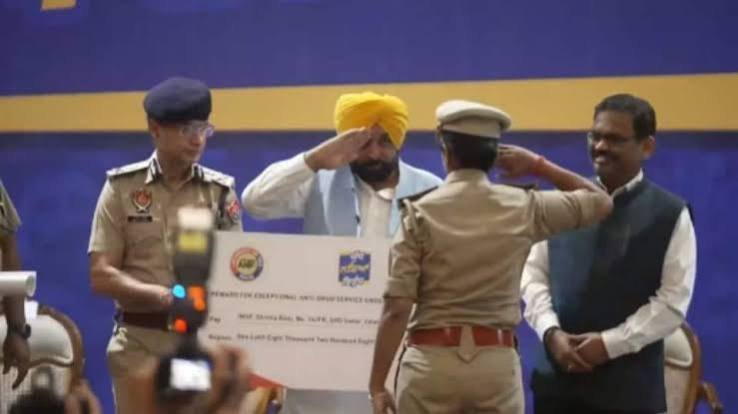 CM मान ने किया पुलिस अधिकारियों को सम्मानित, बोले- ईमानदार और निडर अफसरों के साथ सरकार
